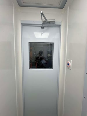 Porte de sas d'une salle blanche