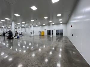 Salle blanche BRP — vue intérieure