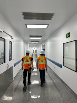 Travailleurs Consab dans le corridor d'une salle blanche