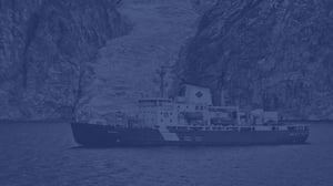 Brise-glace NGCC Amundsen dans un fjord de l'Arctique