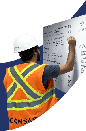 Ingénieur Consab esquissant des plans sur un tableau